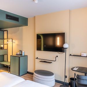 Classic room Seine River view 2 single beds